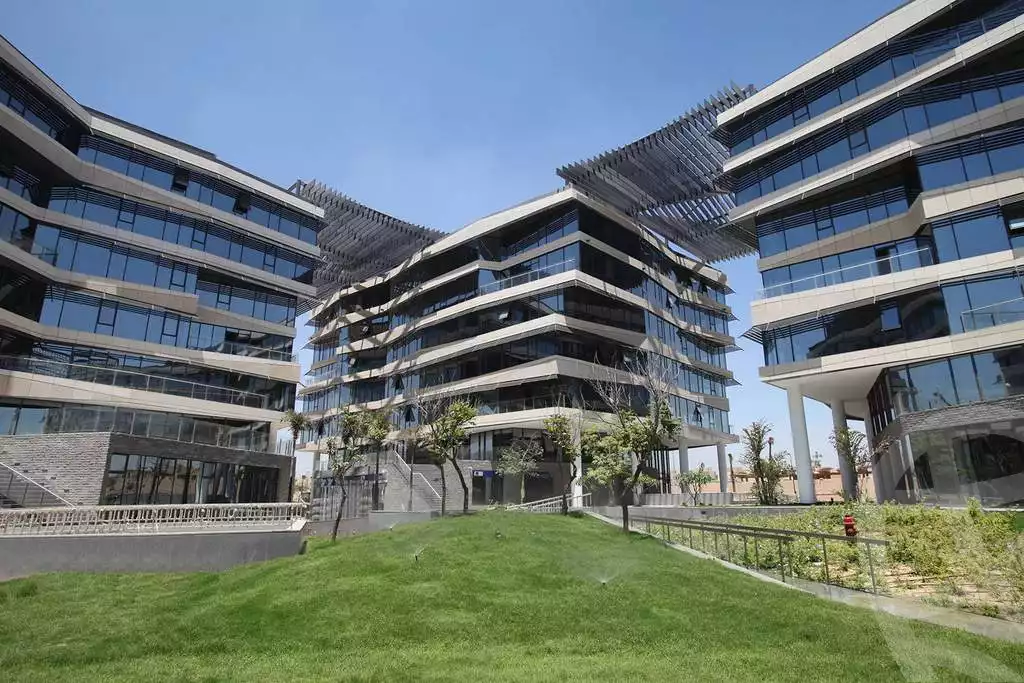 https://aqarmap.com.eg/ar/listing/5408864-for-sale-cairo-el-sheikh-zayed-city-compounds-kmbwnd-wyst-twn-swdyk