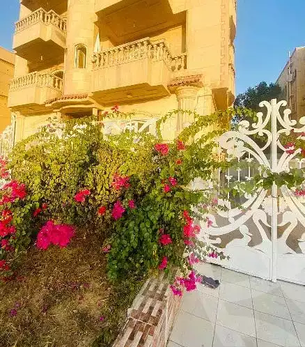 https://aqarmap.com.eg/ar/listing/3917404-for-rent-cairo-new-cairo-ltjm-lkhms-el-ahyaa-fifth-neighborhood-street-10
