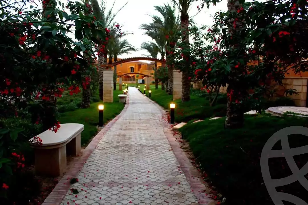 https://aqarmap.com.eg/ar/listing/3918913-for-sale-cairo-el-sheikh-zayed-city-compounds-in-sheikh-zayed-royal-meadows
