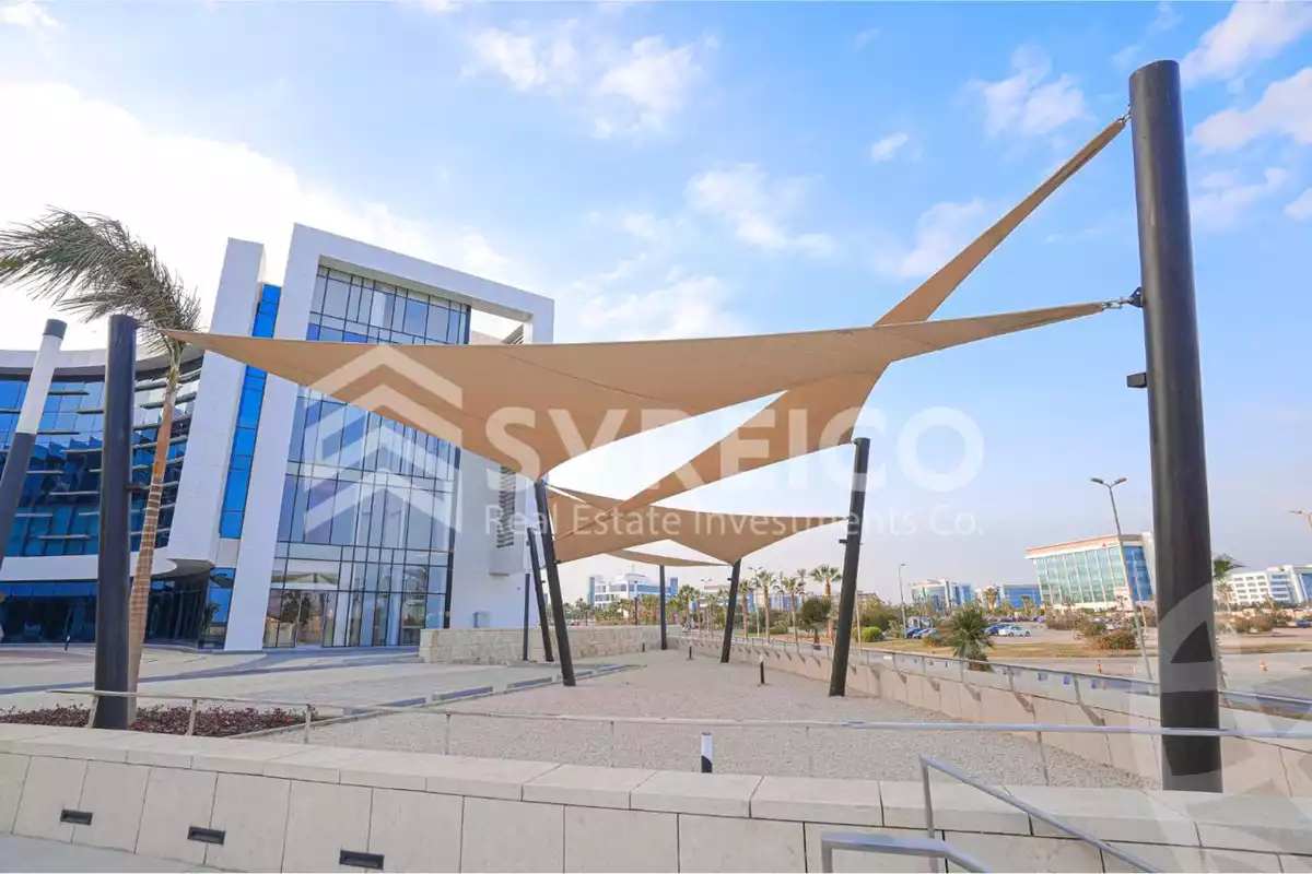 https://aqarmap.com.eg/ar/listing/4992928-for-sale-cairo-el-sheikh-zayed-city-alex-cairo-desert-road-smart-village-y-r-sy-byzns-brk-sfrykw-llstthmr-l-qry