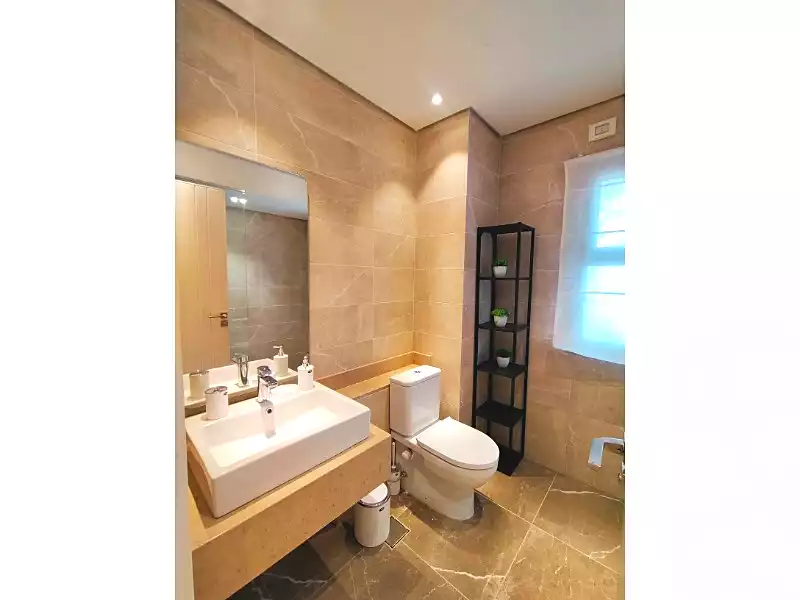 https://aqarmap.com.eg/ar/listing/5277322-for-sale-cairo-el-sheikh-zayed-city-compounds-kmbwnd-fyldj-wyst-dr-llttwyr