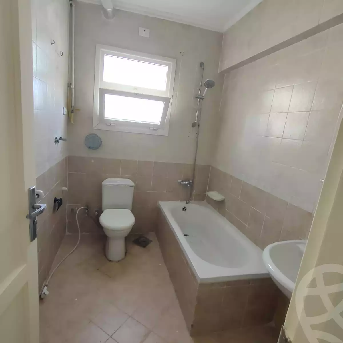 https://aqarmap.com.eg/en/listing/5331701-for-rent-cairo-new-cairo-lrhb-city-phase-8