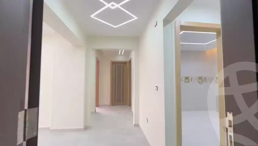 https://aqarmap.com.eg/en/listing/5463143-for-sale-cairo-el-sheikh-zayed-city-compounds-el-khamayel