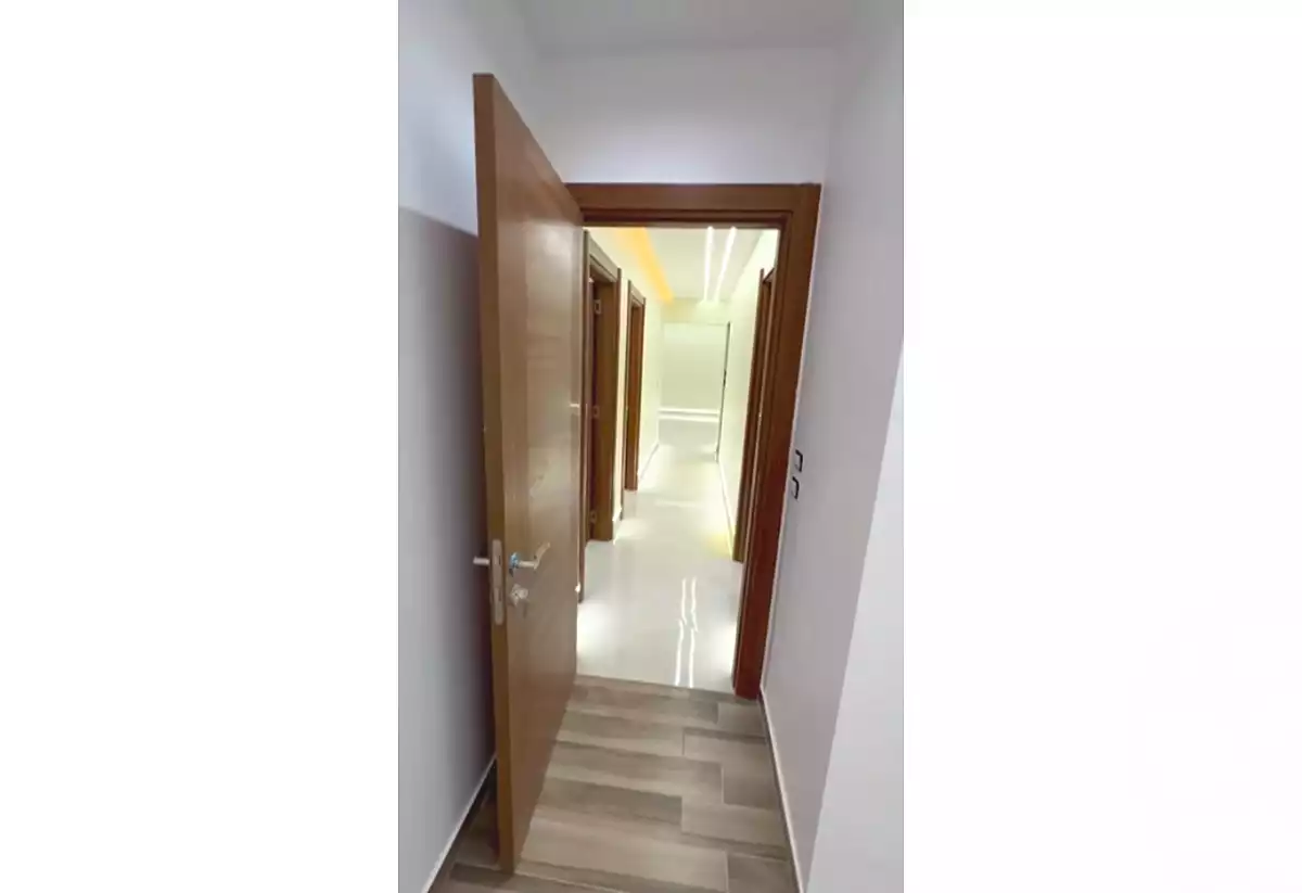 https://aqarmap.com.eg/ar/listing/5463173-for-sale-cairo-el-sheikh-zayed-city-compounds-el-khamayel