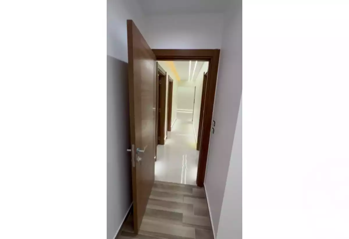 https://aqarmap.com.eg/en/listing/5463198-for-sale-cairo-el-sheikh-zayed-city-compounds-el-khamayel