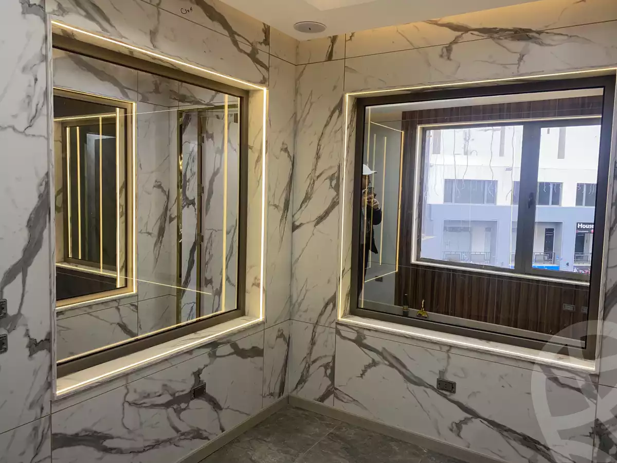 https://aqarmap.com.eg/ar/listing/5744120-for-sale-cairo-6th-of-october-featured-neighborhood-el-motamayez-neighborhood-al-centar-al-togari-st