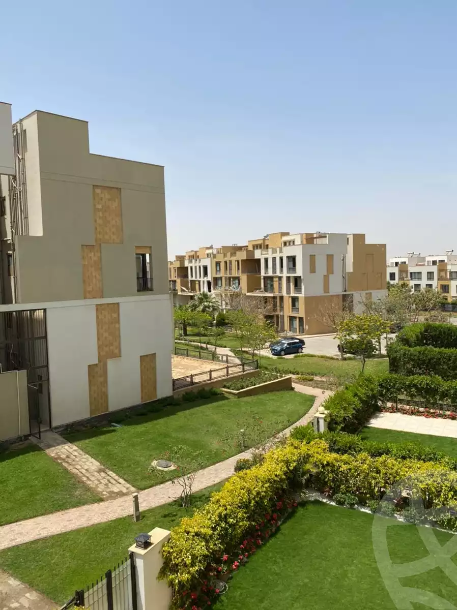 https://aqarmap.com.eg/ar/listing/5861337-for-sale-cairo-el-sheikh-zayed-city-compounds-kmbwnd-wyst-twn-swdyk