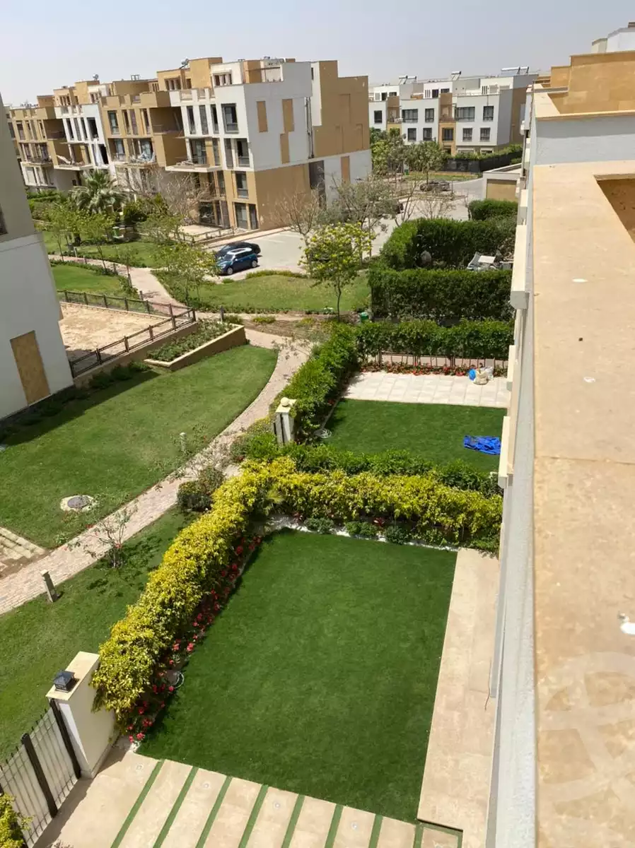 https://aqarmap.com.eg/ar/listing/5861337-for-sale-cairo-el-sheikh-zayed-city-compounds-kmbwnd-wyst-twn-swdyk