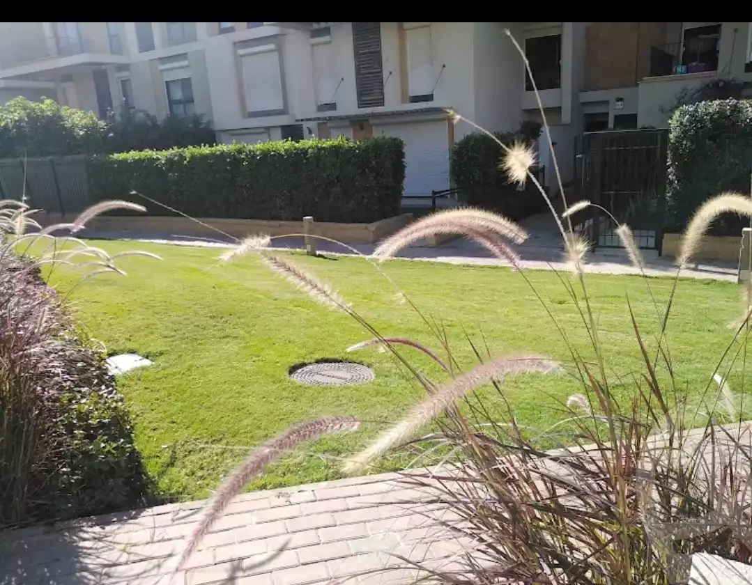 https://aqarmap.com.eg/ar/listing/5984066-for-sale-cairo-el-sheikh-zayed-city-compounds-kmbwnd-wyst-twn-swdyk