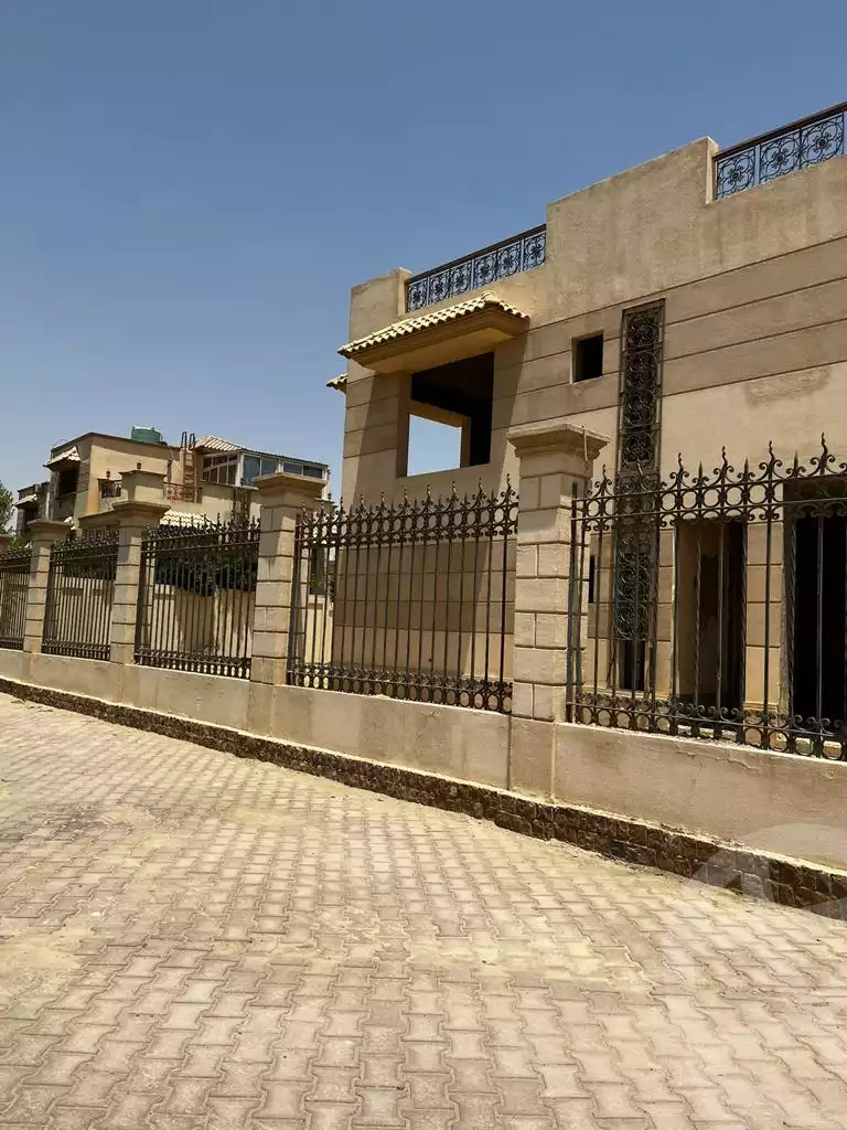 https://aqarmap.com.eg/en/listing/6048964-for-sale-cairo-el-sheikh-zayed-city-compounds-royal-city