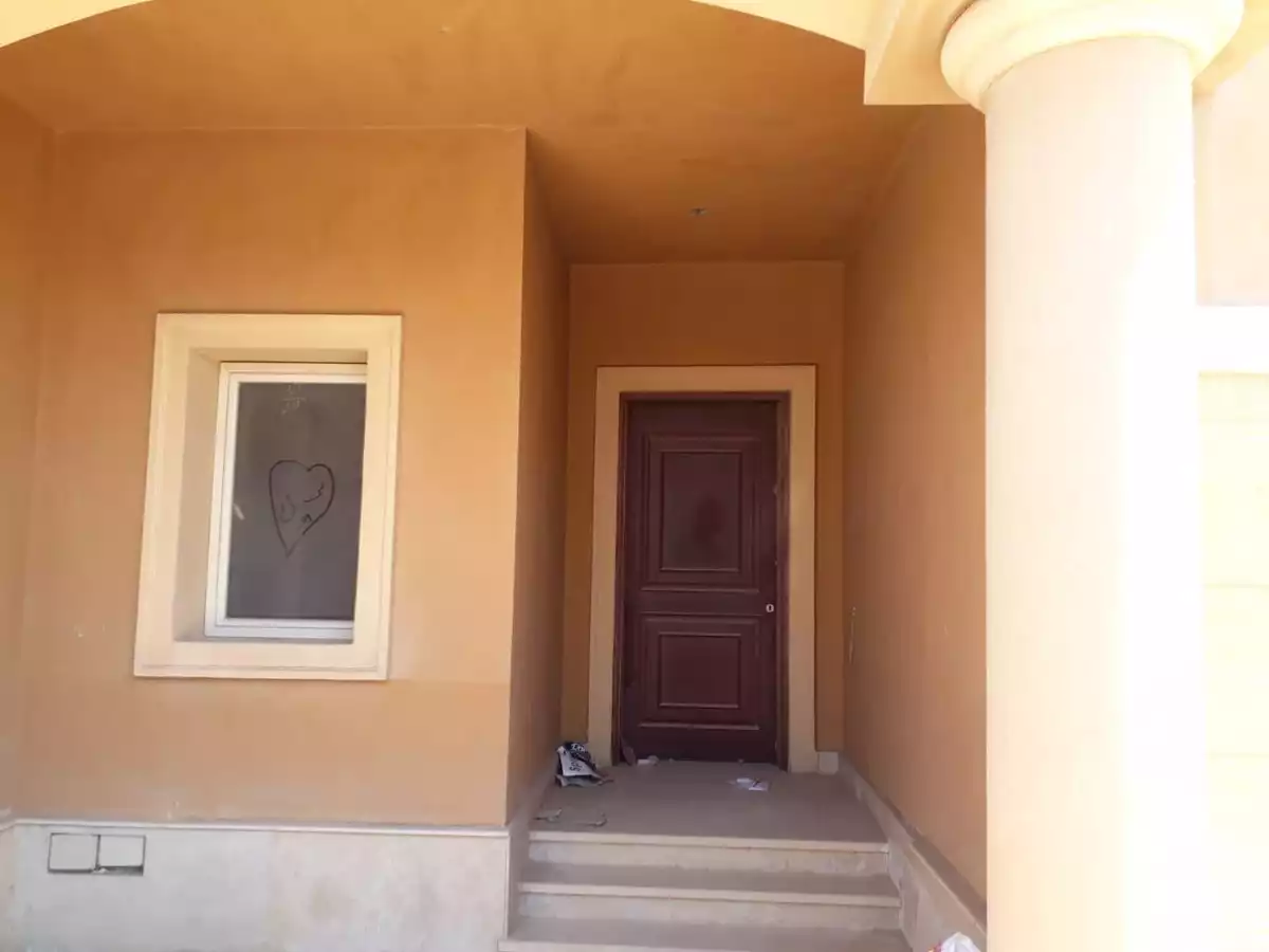 https://aqarmap.com.eg/en/listing/6237712-for-sale-cairo-el-sheikh-zayed-city-compounds-royal-meadows