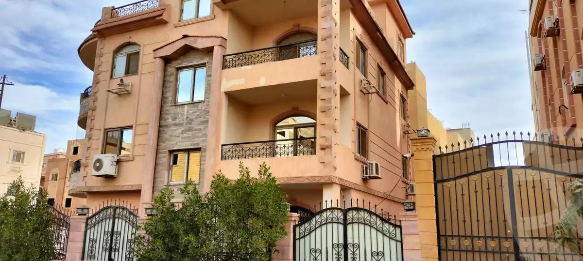 https://aqarmap.com.eg/ar/listing/6241901-for-sale-cairo-new-cairo-first-settlement-mhwr-mstfy-kml