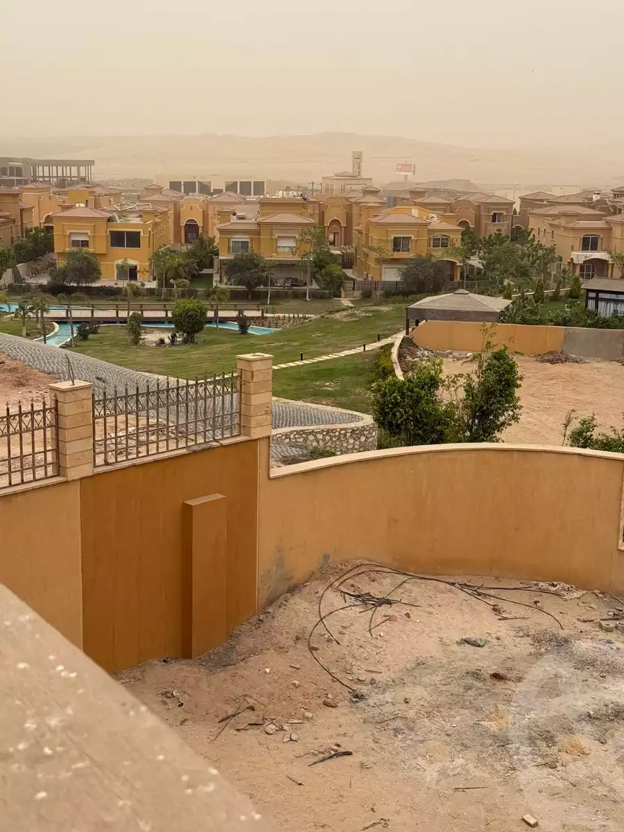 https://aqarmap.com.eg/en/listing/6295222-for-sale-cairo-el-sheikh-zayed-city-compounds-royal-meadows