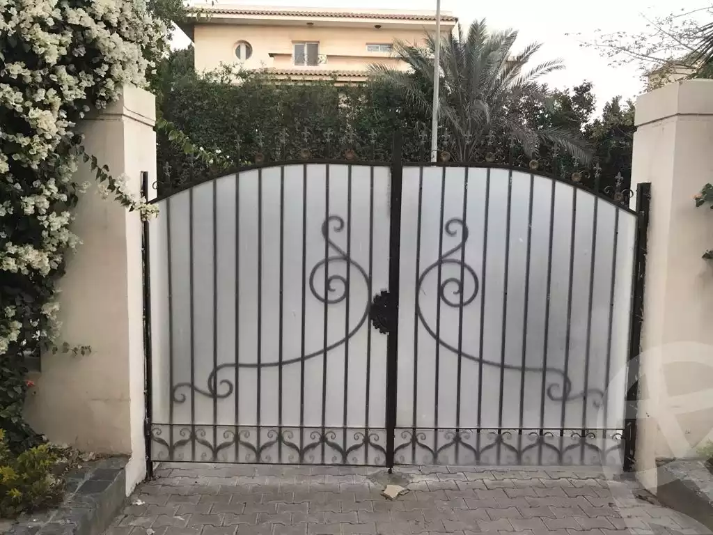 https://aqarmap.com.eg/ar/listing/6303176-for-sale-cairo-6th-of-october-compounds-royal-hills