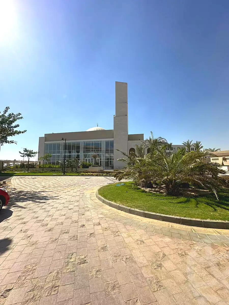 https://aqarmap.com.eg/ar/listing/6764563-for-sale-cairo-el-sheikh-zayed-city-compounds-kmbwnd-fyldj-wyst-dr-llttwyr
