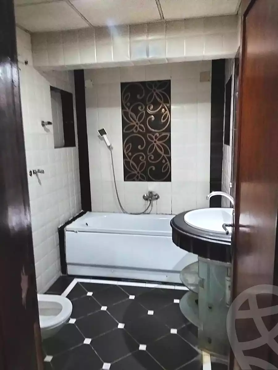 https://aqarmap.com.eg/en/listing/6815818-for-sale-cairo-el-zaytun-hlmy-lzytwn-ibn-el-hakam-sq