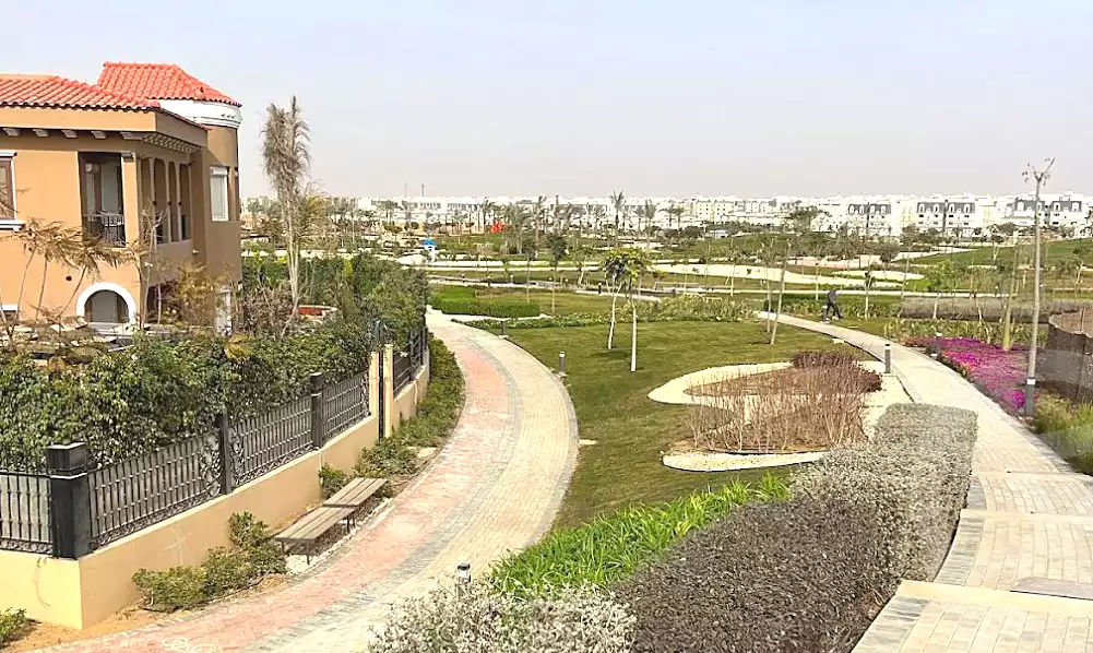 https://aqarmap.com.eg/en/listing/6818635-for-sale-cairo-new-cairo-compounds-mountain-view-hyde-park