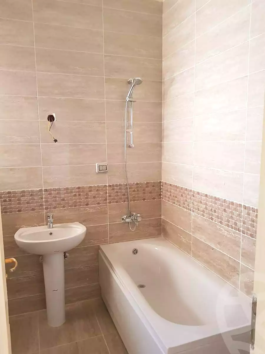 https://aqarmap.com.eg/ar/listing/6984571-for-rent-cairo-new-cairo-lrhb-city-phase-8