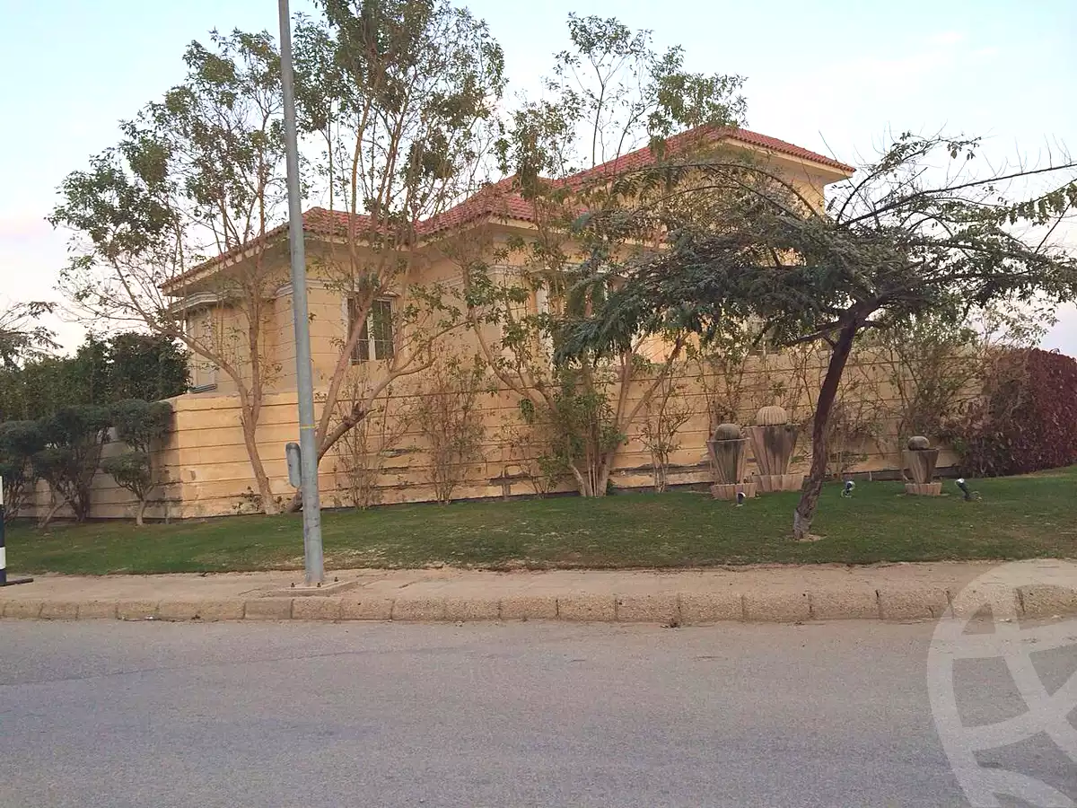 https://aqarmap.com.eg/ar/listing/7097135-for-sale-cairo-6th-of-october-compounds-royal-hills