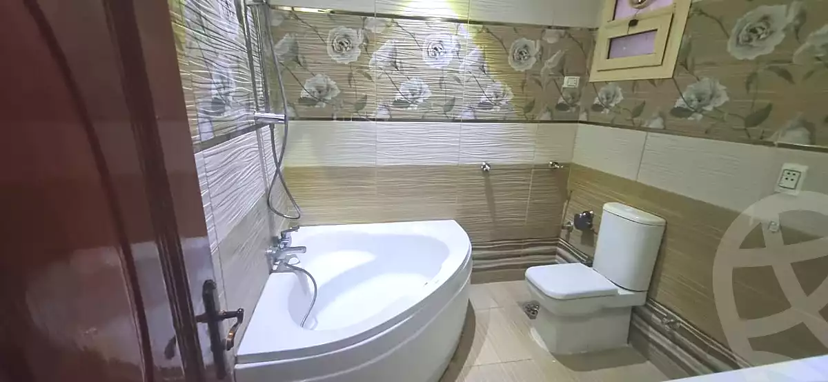 https://aqarmap.com.eg/ar/listing/7141496-for-sale-cairo-6th-of-october-el-ahyaa-neighborhood-3rd-al-hay-al-thalith-st