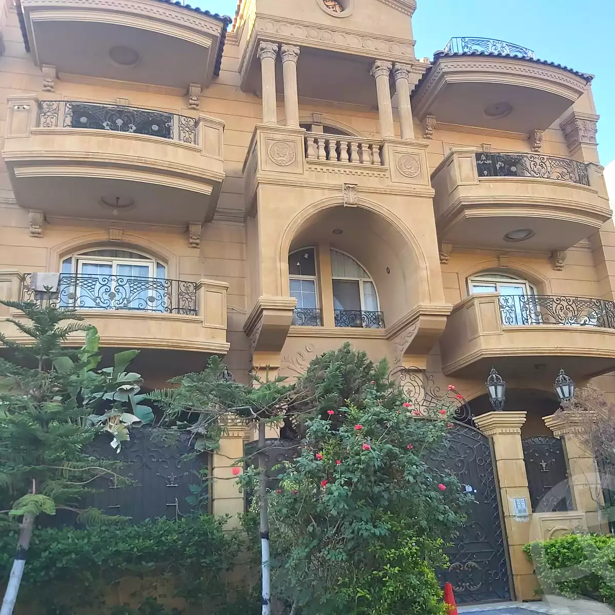 https://aqarmap.com.eg/ar/listing/7205211-for-sale-cairo-new-cairo-el-ahyaa-first-neighborhood-omar-ibn-abd-el-aziz-st