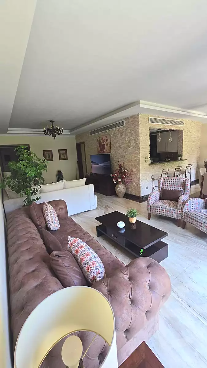 https://aqarmap.com.eg/ar/listing/7237992-for-sale-cairo-el-sheikh-zayed-city-compounds-kmbwnd-wyst-twn-swdyk
