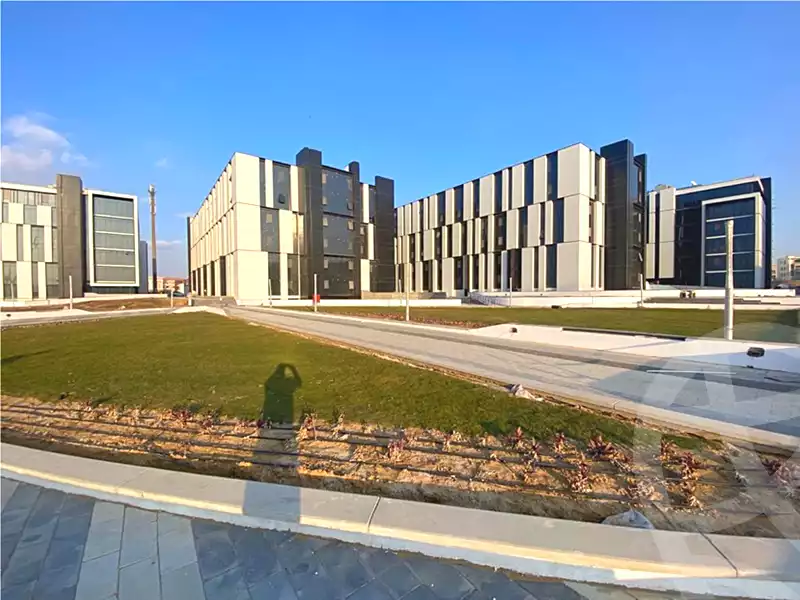https://aqarmap.com.eg/en/listing/7303053-for-sale-cairo-new-cairo-compounds-hyde-park-business-district