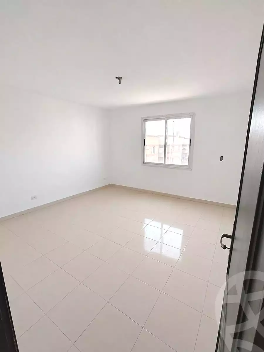 https://aqarmap.com.eg/ar/listing/7338630-for-sale-cairo-new-cairo-lrhb-city-phase-4-mohammed-farid-st