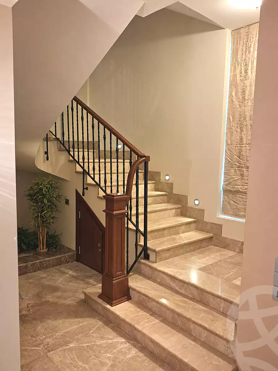 https://aqarmap.com.eg/en/listing/7348714-for-sale-cairo-el-sheikh-zayed-city-compounds-royal-city