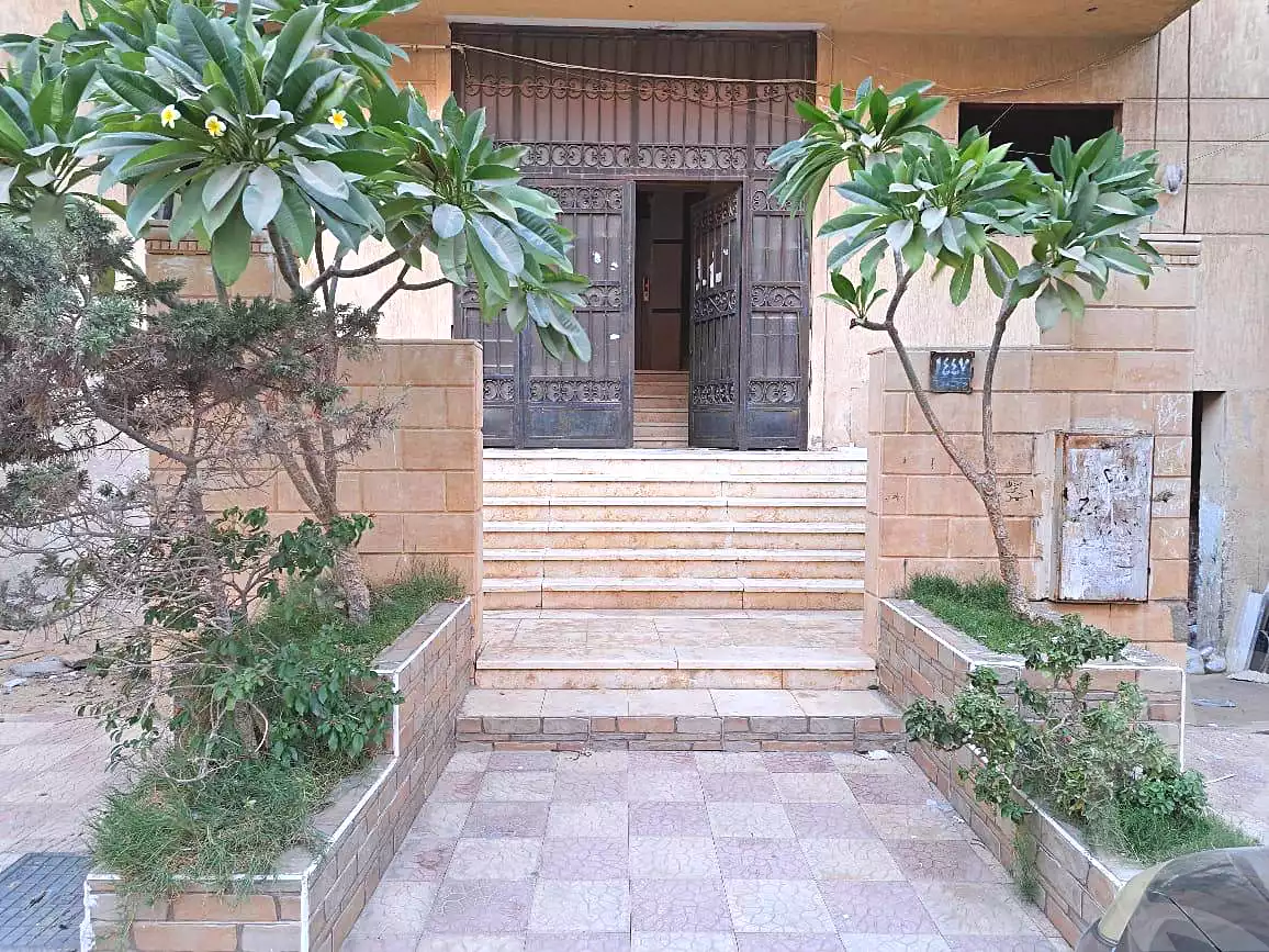 https://aqarmap.com.eg/ar/listing/7373108-for-sale-cairo-6th-of-october-el-ahyaa-neighborhood-2nd-divided-from-al-kafrawei-st