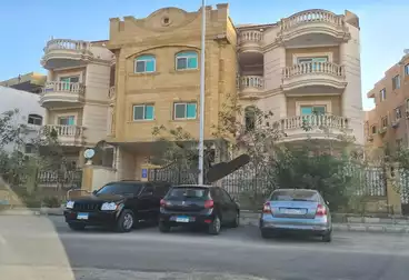 Apartment for sale in Al Yasmine 1, First Settlement - area of ​​213 square meters - first floor - consisting of 3 rooms - 1 spacious living reception area - 3 bathrooms - kitchen - garage - storeroom - has its own water meter - electricity meter - the villa has a gas connection  54738