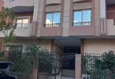 Storage 100 M² For rent in 90th: Front AUC