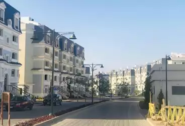 https://aqarmap.com.eg/en/listing/5080039-for-sale-cairo-new-cairo-compounds-mountain-view-hyde-park