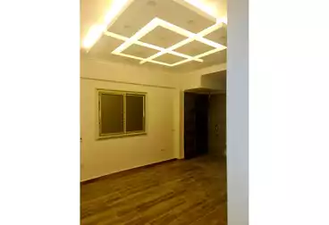 شقة بحديقة للبيع - 3 غرف - بالدور 0