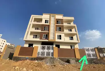 شقة بحديقة للبيع - 3 غرف - بالدور 0