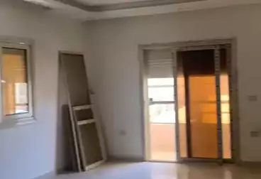 شقة بحديقة للبيع - 3 غرف - بالدور 0