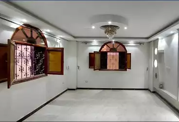 شقة بحديقة للبيع - 3 غرف - بالدور 0