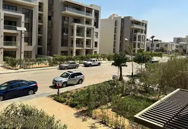 شقة بحديقة للبيع - 2 غرف - بالدور 0