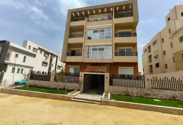 شقة بحديقة للبيع - 3 غرف - بالدور 0