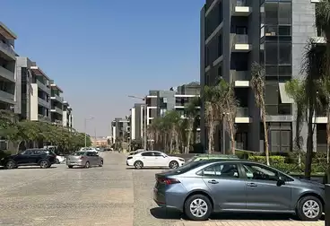 شقة بحديقة للبيع - 2 غرف - بالدور 0