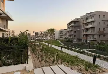 شقة بحديقة للبيع - 3 غرف - بالدور 0