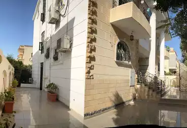 شقة بحديقة للبيع - 2 غرف - بالدور 0