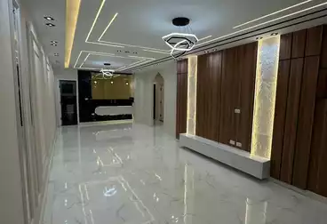 شقة بحديقة للبيع - 3 غرف - بالدور 0