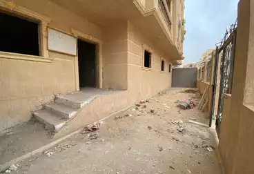 شقة بحديقة للبيع - 3 غرف - بالدور 0