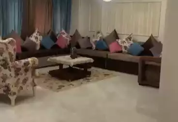 شقة بحديقة للبيع - 3 غرف - بالدور 0