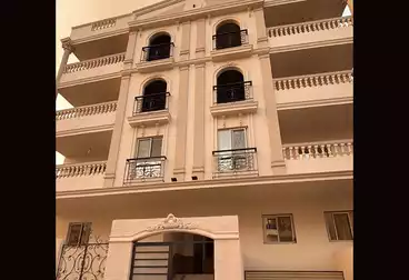 شقة بحديقة للبيع - 3 غرف - بالدور 0