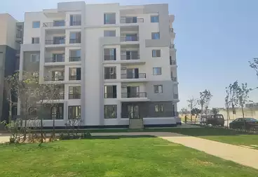 شقة بحديقة للبيع - 3 غرف - بالدور 0