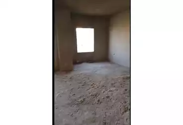 شقة بحديقة للبيع - 3 غرف - بالدور 0