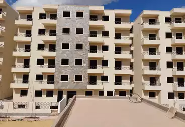 شقة بحديقة للبيع - 3 غرف - بالدور 0
