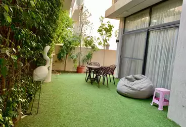 شقة بحديقة للإيجار - 2 غرف - بالدور 0